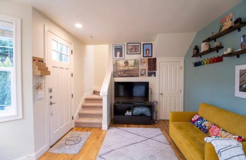 Broadway House | Adorable Cozy House with Parking and Loft!