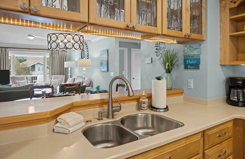 Isle of Palms House | Adorable Family Beach Home! Close to the Beach! Community Pool & Tennis!