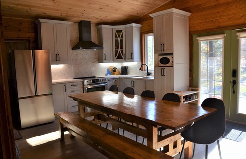 Bracebridge Cottage | Adorable family lakefront Cottage On Quiet lake in Muskoka