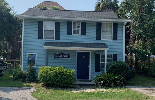 Folly Beach Cottage | Adorable Folly Beach Cottage! 1 Block to Beach! Super Location! Free WiFi!
