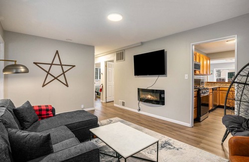 South Haven House | Adorable getaway with wifi, fireplace, and grill - one mile to lake