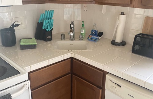 Kona Palisades Apartment | Adorable Guest Cottage with Lanai -sleeps 3