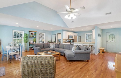 Oceanmarsh Subdivision House | Adorable Home on Lagoon with Golf Cart