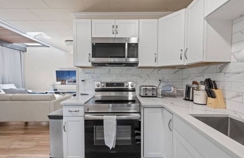 Mercer Island House | Adorable home with AC walking to downtown and park