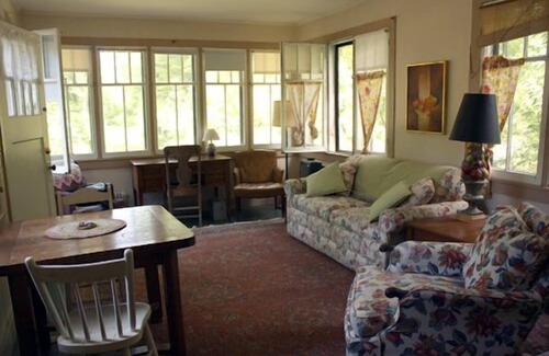 Fennville Cottage | Adorable Honeymoon Cottage by the Lake