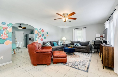 Galveston House | Adorable house with enclosed yard, firepit & central AC - snowbird-friendly