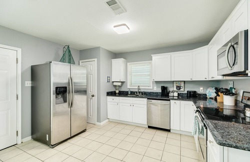 Galveston House | Adorable house with enclosed yard, firepit & central AC - snowbird-friendly