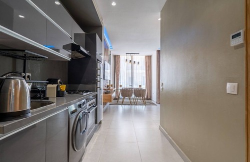 RACINE EXTENSION Apartment | Adorable King Size Bed Flat. Perfect for long Stays