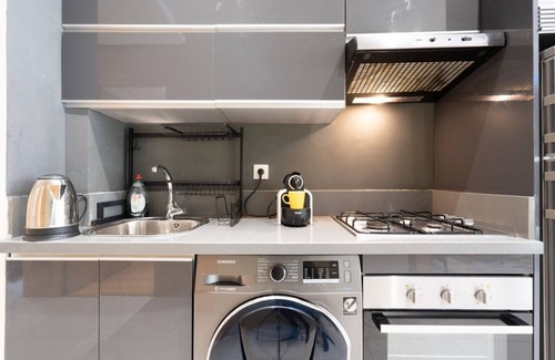 RACINE EXTENSION Apartment | Adorable King Size Bed Flat. Perfect for long Stays