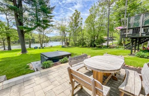 North Glade Hills House | Adorable Lakefront Cottage with Hot Tub and Dock Pet friendly