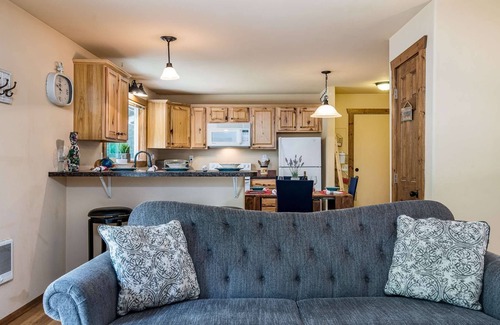 Florence House | Adorable Mercer Lake Area Cottage with HOT TUB! Pet Friendly, Walk to Mercer Lake.