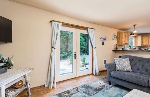 Florence House | Adorable Mercer Lake Area Cottage with HOT TUB! Pet Friendly, Walk to Mercer Lake.