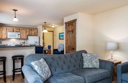 Florence House | Adorable Mercer Lake Area Cottage with HOT TUB! Pet Friendly, Walk to Mercer Lake.