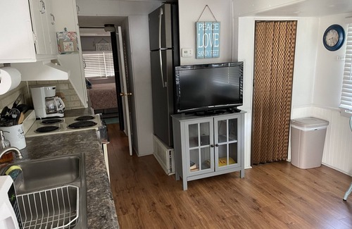 Nettles Island House | Adorable Mobile Home Resort Atmosphere Short Distance to Beach
