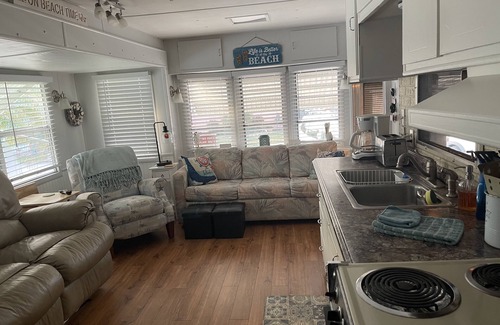 Nettles Island House | Adorable Mobile Home Resort Atmosphere Short Distance to Beach