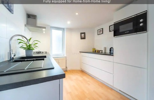Wijk van de Squares Apartment | Adorable, Modern City Central APT (EU District)