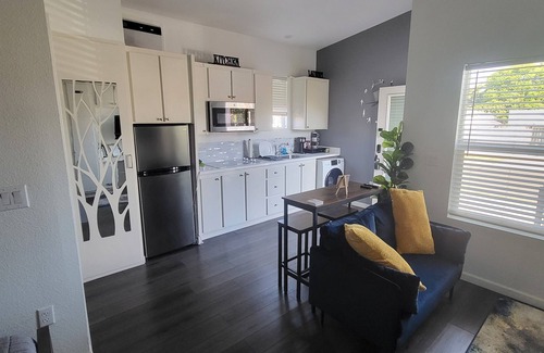 Los Angeles Apartment | Adorable new home in the heart of LA close to Sofi stadium