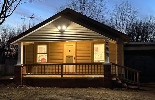 Wichita House | Adorable New West 3 BR 2 BA SMRT TV Coffee