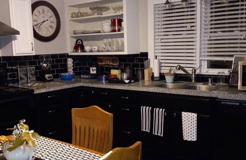 Edgar Springs Cottage | Adorable, Small, romantic and cozy cottage with art studio
