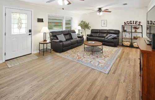 Southeast College Park House | Adorable Southside ATM Cottage with Bikes, Pets OK