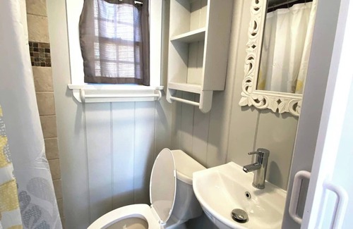 Dennis Port Cottage | Adorable Studio cottage with Queen bed