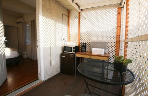 Azusa House | Adorable Studio Rear House w/Parking - a Good Choice for Solo or Couple Travelers
