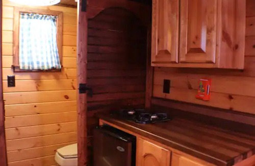 Pine Cove House | Adorable Tiny House w/wifi kitchen and Smart TV.