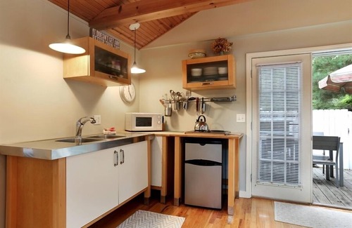 Union Pier Cottage | Adorable Union Pier Cottage Close To Beach and Downtown!