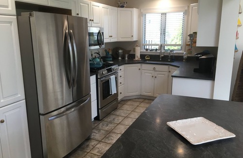 Bonnet Shores House | Adorable, Warm & Hospitable Cottage, easy walk to Kelly beach & oh so charming!