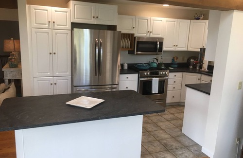 Bonnet Shores House | Adorable, Warm & Hospitable Cottage, easy walk to Kelly beach & oh so charming!
