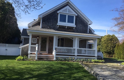 Bonnet Shores House | Adorable, Warm & Hospitable Cottage, easy walk to Kelly beach & oh so charming!