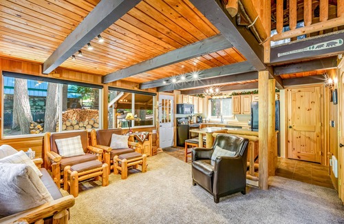 Roslyn Ridge Cabin | Adorable wooded cabin near the lake with hot tub, WiFi, loft, firepit & W/D