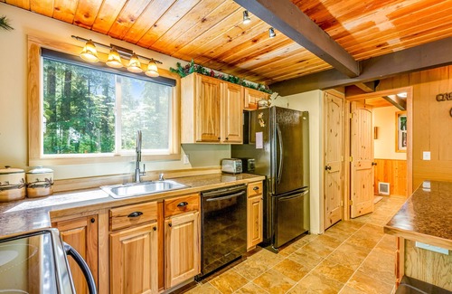 Roslyn Ridge Cabin | Adorable wooded cabin near the lake with hot tub, WiFi, loft, firepit & W/D
