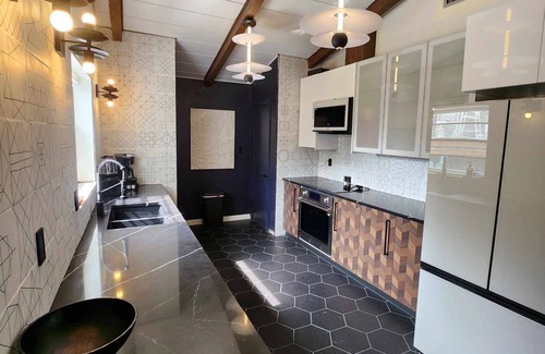 Cypress Gardens House | Adult-Only Love Hotel with Mermaid Pool