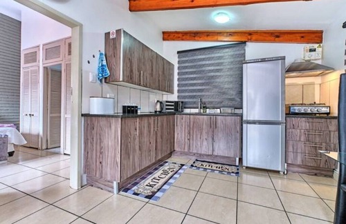 Woodmead Apartment | Adva's restful haven with inverter!