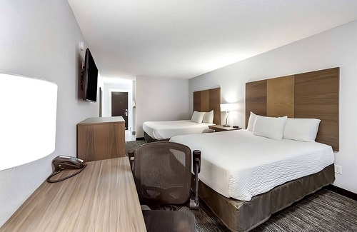 Grants Pass Hotel | Adventure Awaits! 4 Family-Friendly Units. Close to Performing Arts Center!