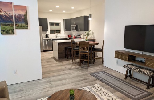 Victor Condo | Adventure Basecamp: Newly Built Retreat steps from Downtown Victor