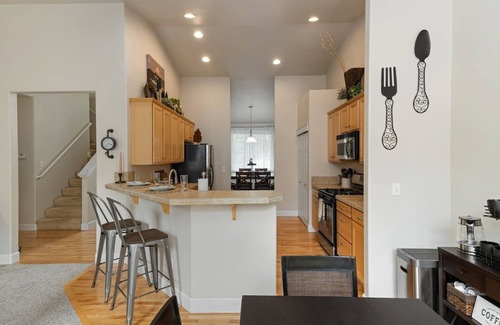 Lacey House | Adventure-Themed Retreat | Upscale | Sleeps 12!