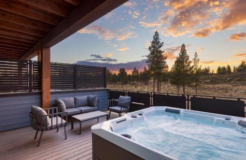 Bend House | Aerie Stylish 6 Unit Buyout 15BDR Near Downtown Mountain Views Hot Tub