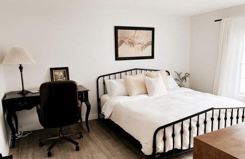 Troy House | Aesthetic ranch style home with modern furnishings