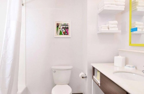 Oakdale House | Aesthetically Sufficient Room for Your Stay