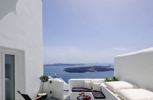 Imerovigli Apartment | Aethria Cave Suite with private Jet tub