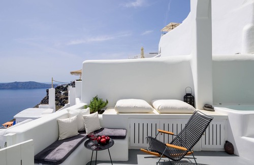 Imerovigli Apartment | Aethria Cave Suite with private Jet tub