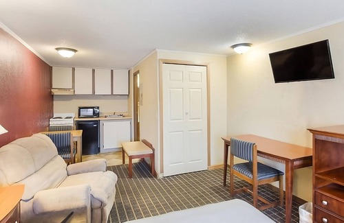 Summit Resort | Affordability Meets Comfort in the Knights Inn Ashland! Pool, Pet-Friendly!