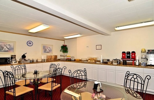 Ontario Hotel | Affordability Meets Comfort! Pool, Pet-friendly Property, Free Breakfast