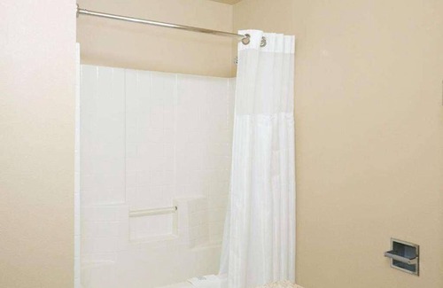 McMinnville Hotel | Affordability Meets Comfort! Pets Allowed, Near Eyrie Vineyards!