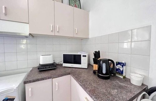 Maroubra Apartment | Affordable 1-bedroom unit close to Maroubra Beach