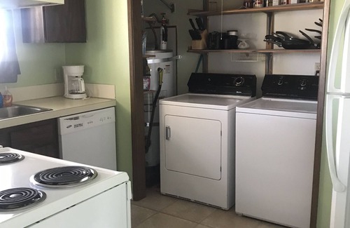 Bayshore House | Affordable & Adorable ~ Beach on Canal ~ Lg Room ~ Full Size Bed ~ Shared Home