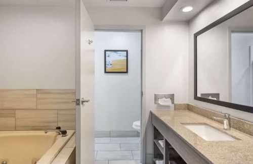 Mundelein Hotel | Affordable Comfort Near Vernon Hills Dining, Shopping, and Entertainment Venues