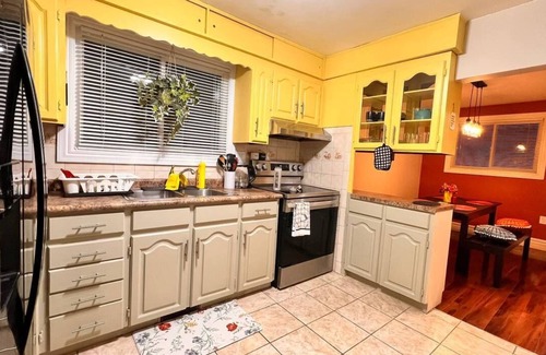 South Central House | Affordable Downtown Private Room in a House (Rumi)